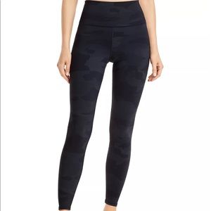 ALO YOGA // High-Waisted Camo Vapor Leggings in Size: S